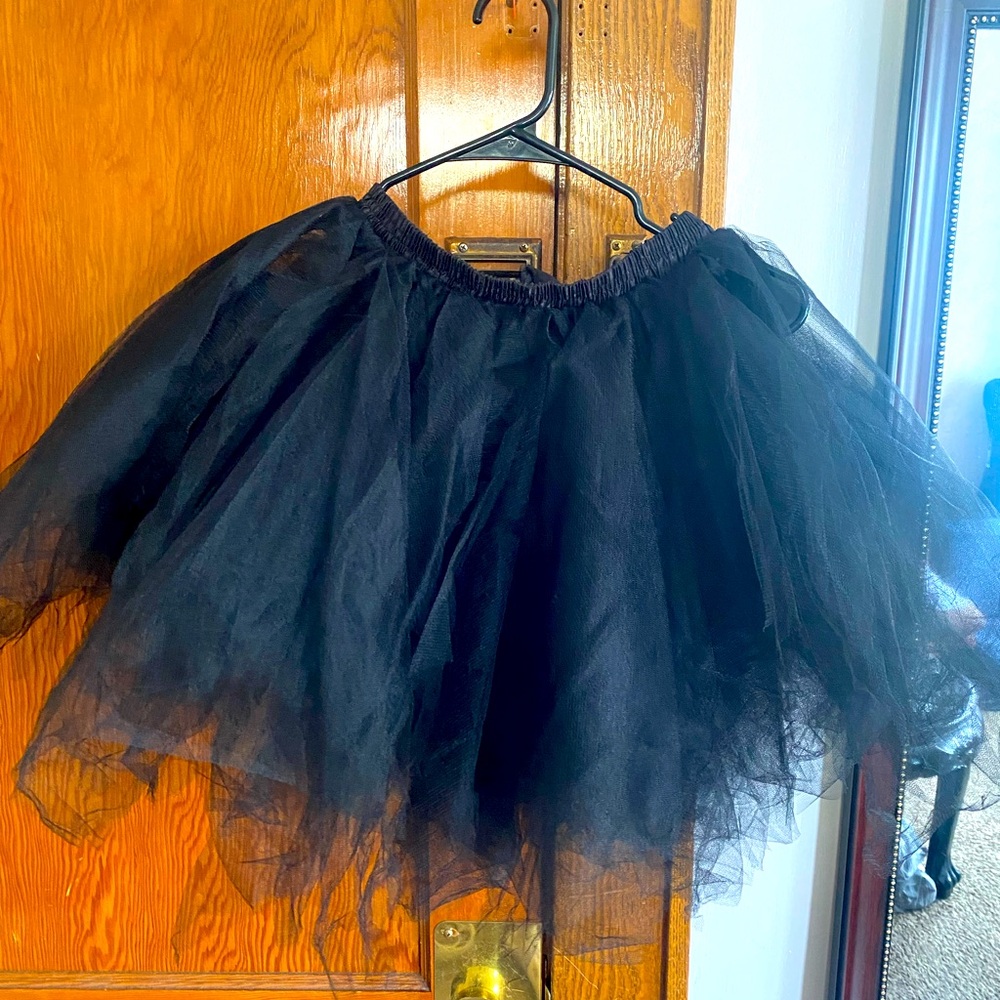 Kids black tulle skirt.